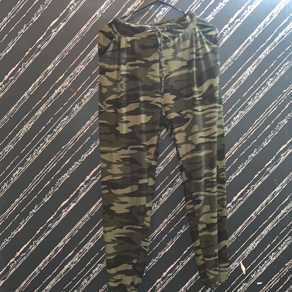 URBAN OUTFITTERS STREETWEAR SOCIETY - Picture 1 of 3